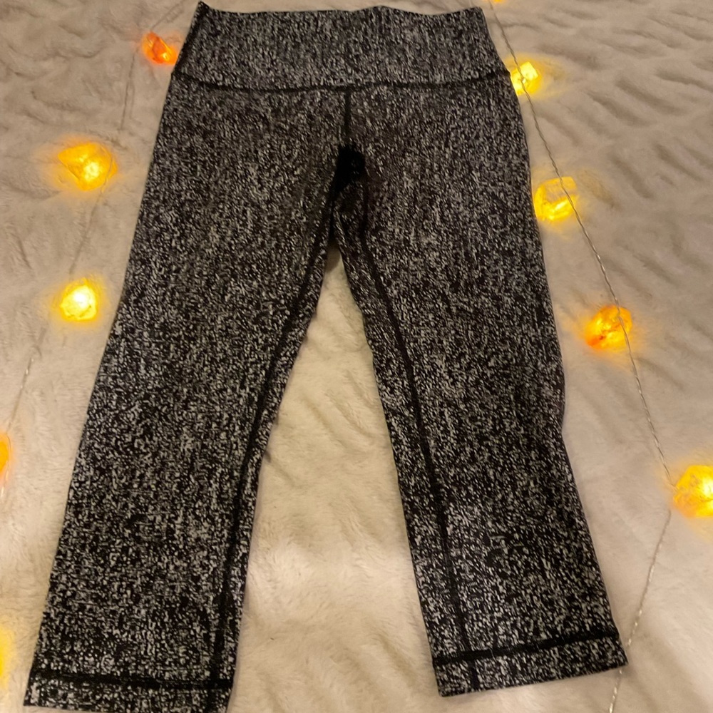 LULULEMON leggings great fabric like new size 8 black and white crop leg